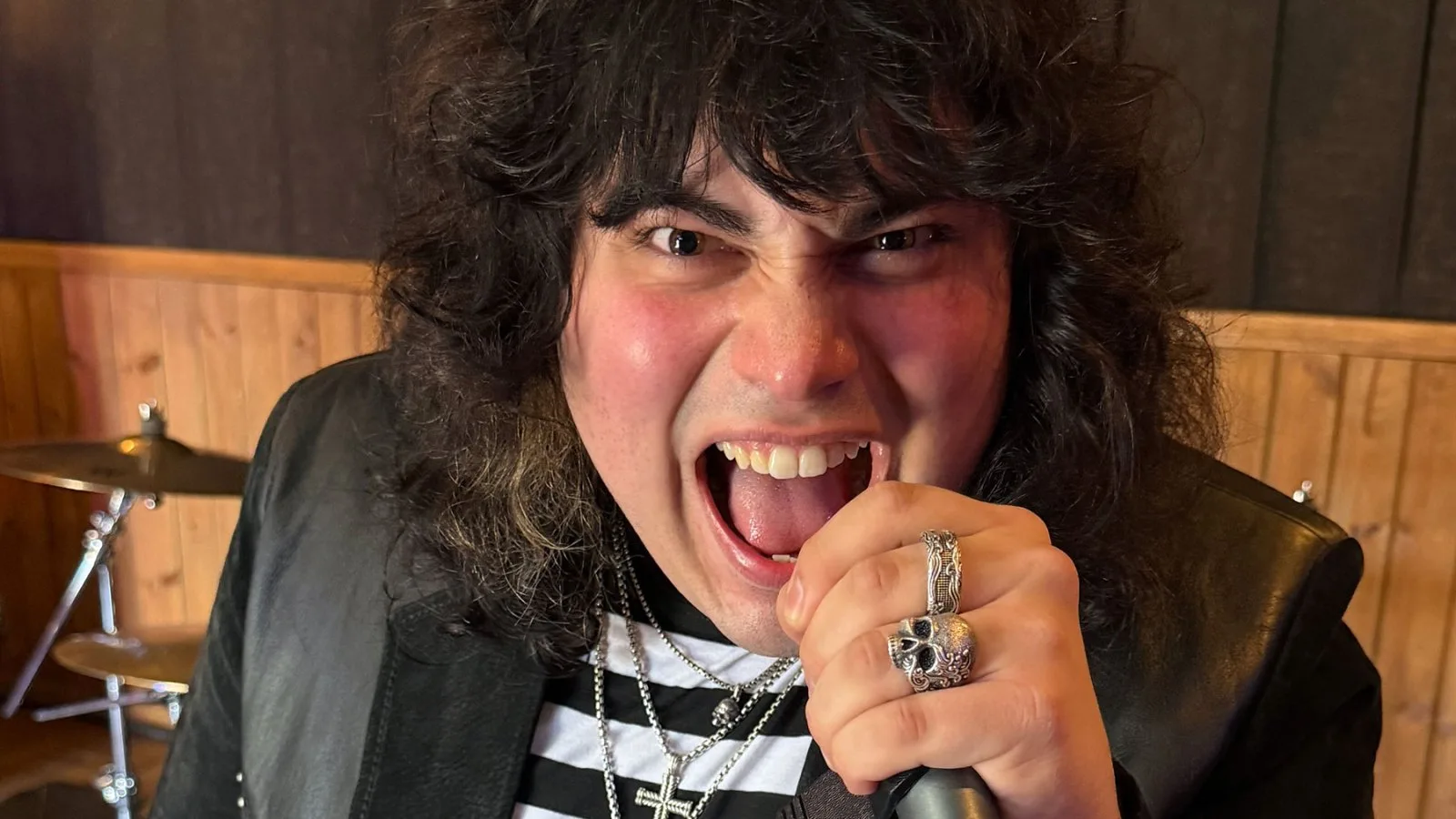 John Torra debuta como cantante de Quiet Riot y conquista con ‘Cum On Feel The Noize’