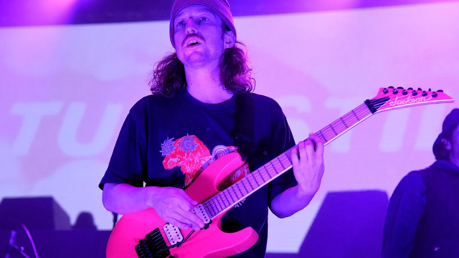 Juez ordena evaluación de competencia mental para exguitarrista de Turnstile en caso de intento de homicidio
