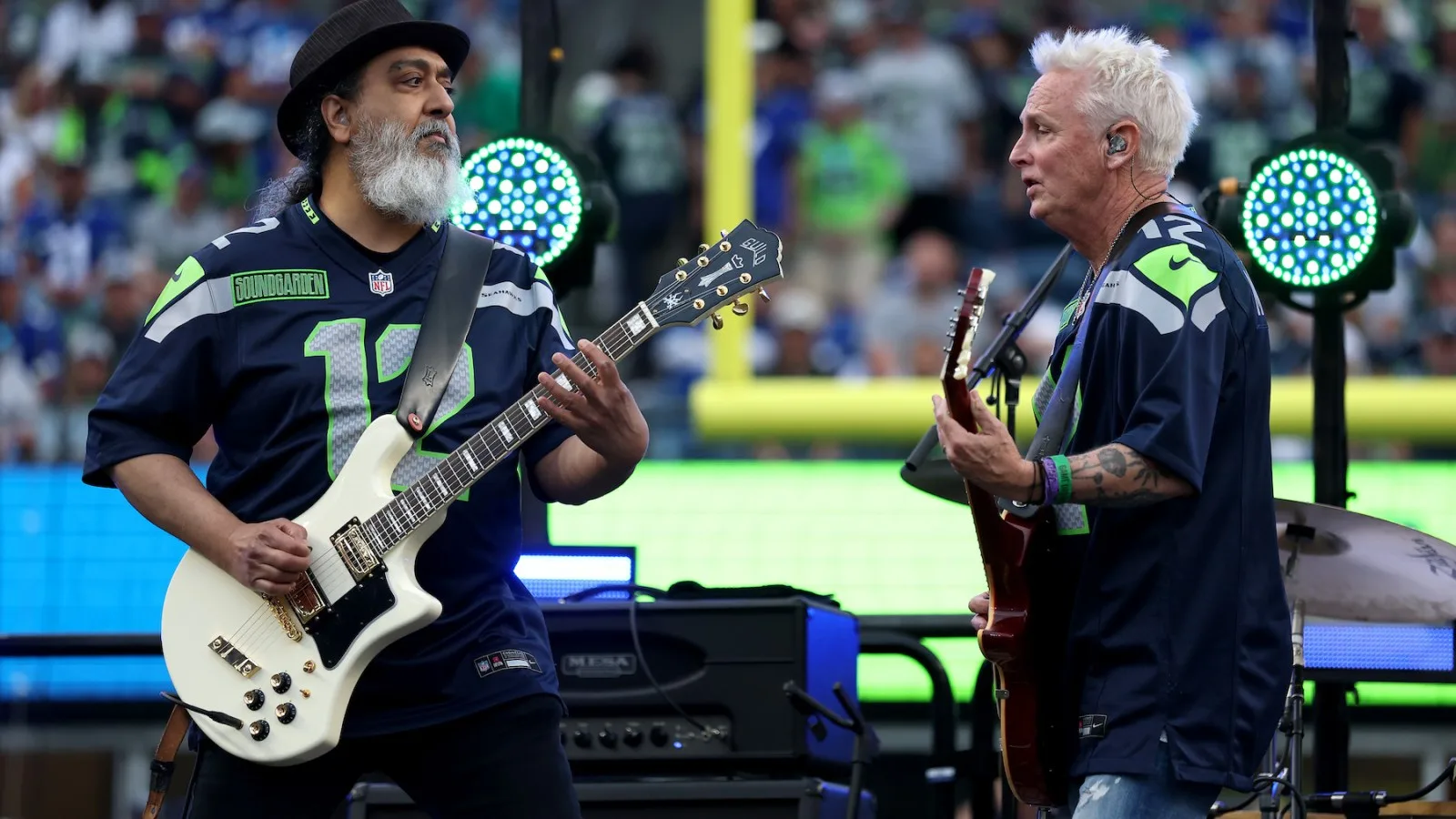 Los miembros sobrevivientes de Soundgarden tocaron en el entretiempo de un partido de los Seahawks
