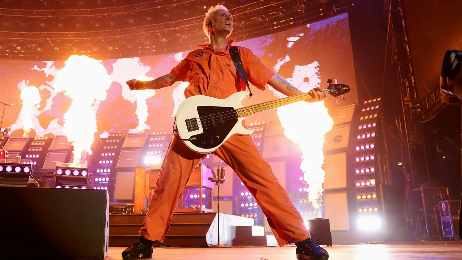 Mike Dirnt de Green Day subasta basses icónicos, ropa y más en Reverb