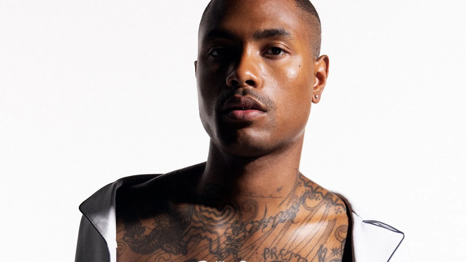Steve Lacy tocando guitarra en estudio con auriculares, rodeado de sintetizadores y libretas