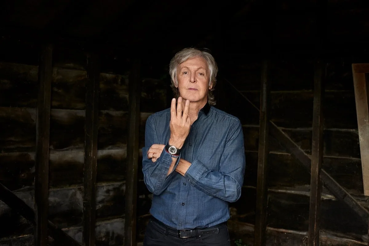 Obras de arte y retratos de Paul McCartney, Bob Dylan y Kim Gordon en sus estudios de pintura